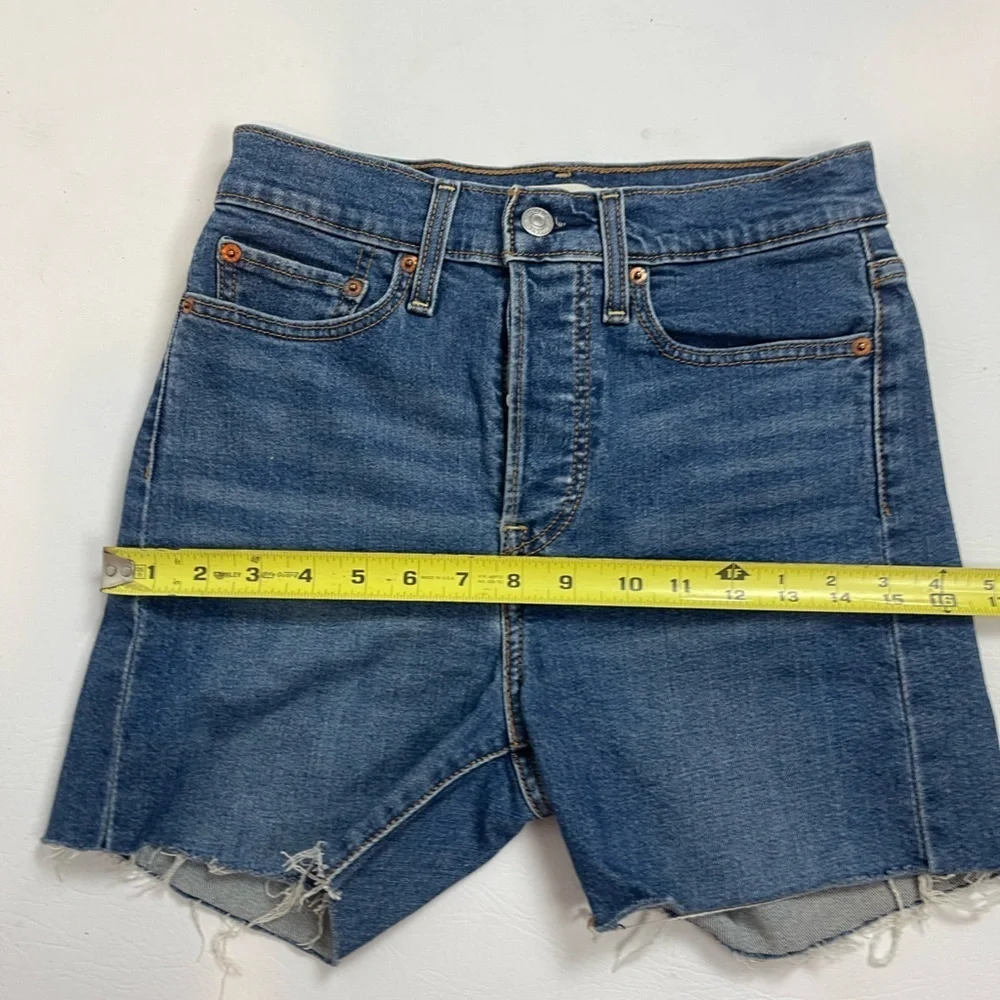 Levi’s Wedgie Skinny Denim Shorts Women’s Size 27 High Rise Raw Hem Medium Wash - Picture 4 of 8